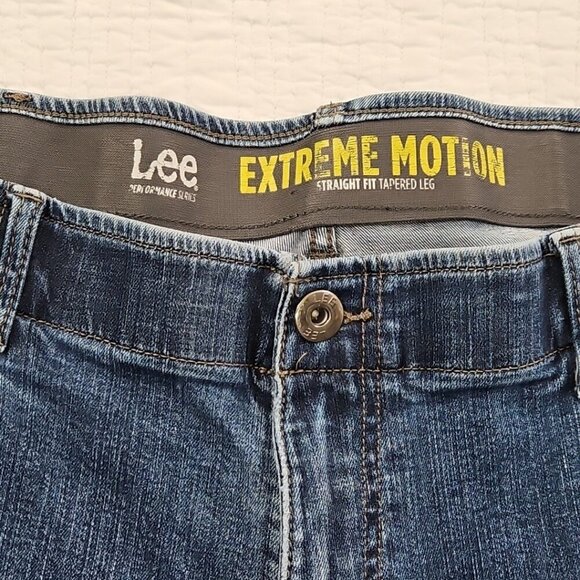 Lee Jeans Men's 42x30 Extreme Motion Tapered Leg Medium Wash Straight Fit EUC - Picture 10 of 16